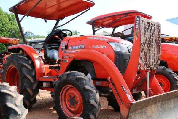 สามย่านแทรคเตอร์  ขายรถไถ KUBOTA L3608 พร้อมดันหน้าคานบน รถไร่สภาพสวยเดิมๆ เครื่องดี เกียร์ดี ไฮดรอลิคดี มีทะเบียนพร้อมโอน ราคา 265,000