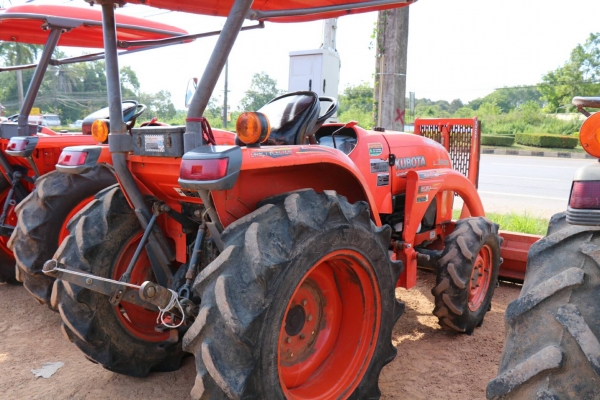 สามย่านแทรคเตอร์ ขายรถไถ KUBOTA L3608 พร้อมดันหน้าคานบน รถไร่สภาพสวยเดิมๆ เครื่องดี เกียร์ดี ไฮดรอลิคดี มีทะเบียนพร้อมโอน ราคา 265,000 สามย่านแทรคเตอร์ ขายรถไถ KUBOTA L3608 พร้อมดันหน้าคานบน รถไร่สภาพสวยเดิมๆ เครื่องดี เกียร์ดี ไฮดรอลิคดี มีทะเบียนพร้อมโอน ราคา 265,000