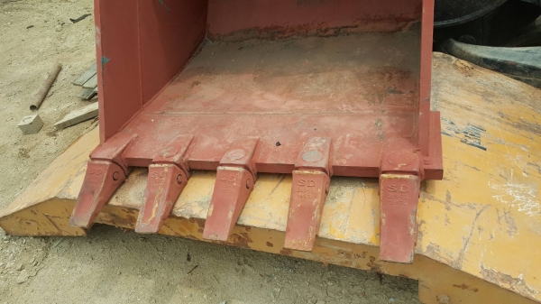 ขายบุ้งกี๋ รถขุด 200  ของใหม่ 42นิ้วรูสลัก 80มิล ขายราคา 42,000 บาท