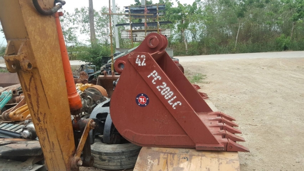 ขายบุ้งกี๋ รถขุด 200  ของใหม่ 42นิ้วรูสลัก 80มิล ขายราคา 42,000 บาท