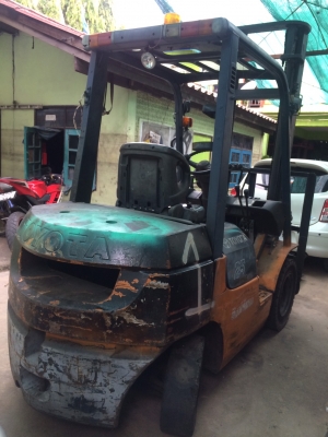 โฟลคลิฟ TOYOTA'รุ่น7  2.5ตัน เสาสูง4 เมตร เครื่องดีเซล แน่นๆ  สภาพพร้อมใช้ กำลังดี ลงหน้างานหนักสบาย