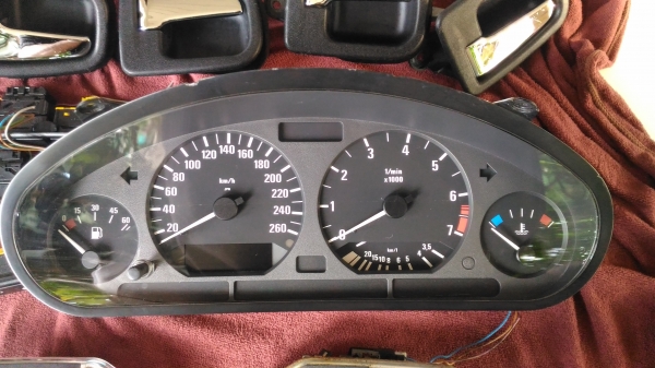 เรือนไมล์ BMW นกแก้ว E36 สำหรับรุ่น 6 สูบ ไมล์ 260 สภาพสวยมากๆ