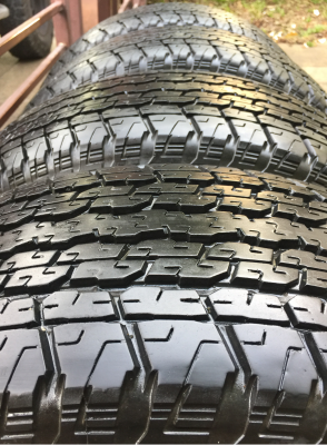ยาง Bridgestone 255 65 17 กลางปี15 ดอกเต็ม ไม่มีปะ ใช้ยาว ราคาไม่แพง