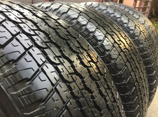 ยาง Bridgestone 255 65 17 กลางปี15 ดอกเต็ม ไม่มีปะ ใช้ยาว ราคาไม่แพง