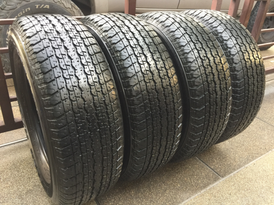 ยาง Bridgestone 255 65 17 กลางปี15 ดอกเต็ม ไม่มีปะ ใช้ยาว ราคาไม่แพง