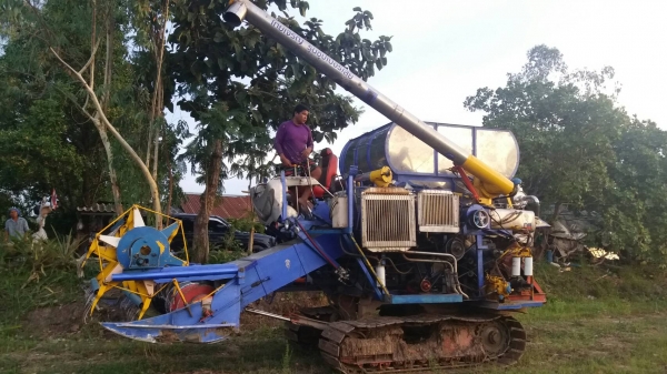 ขายครับ เครื่อง 6D-17 turbo. ตัวเดิน 10 อภิชาติ โซ่ 15 ข้อ โรลเลอร์ 10 ลูก 365,000 ราคาโดนใจ 091-0206555 อยู่ ศรีสะเกษ ครับ