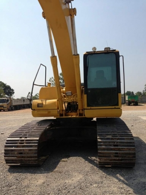 ขายรถแบคโฮ KOMATSU PC-200-7 ไฟฟ้ามี 8200 ช.ม ปี.2005 เล่มทะเบียน  รถสวยพร้อมใช้