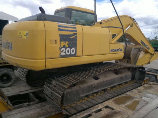 ขายรถแบคโฮ KOMATSU PC-200-7 ไฟฟ้ามี 8200 ช.ม ปี.2005 เล่มทะเบียน  รถสวยพร้อมใช้