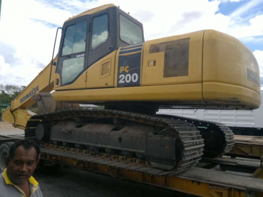 ขายรถแบคโฮ KOMATSU PC-200-7 ไฟฟ้ามี 8200 ช.ม ปี.2005 เล่มทะเบียน  รถสวยพร้อมใช้