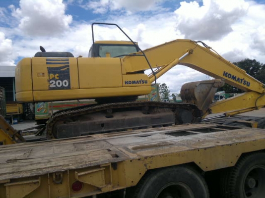 ขายรถแบคโฮ KOMATSU PC-200-7 ไฟฟ้ามี 8200 ช.ม ปี.2005 เล่มทะเบียน  รถสวยพร้อมใช้