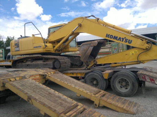 ขายรถแบคโฮ KOMATSU PC-200-7 ไฟฟ้ามี 8200 ช.ม ปี.2005 เล่มทะเบียน  รถสวยพร้อมใช้