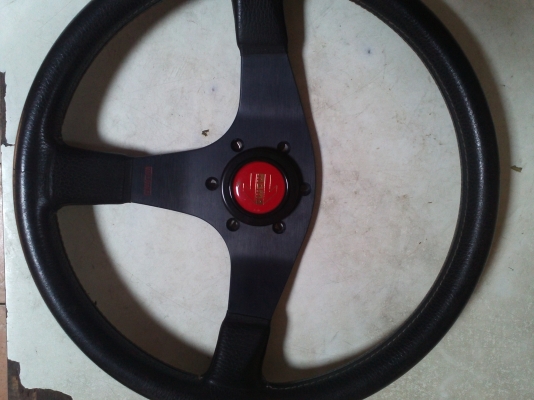 ขายพวงมาลัยmomoแท้ 2800 สภาพสวยเป้นตัวโลโก้แดงหายากไม่มีรอยต่อรองได้ 0802373520