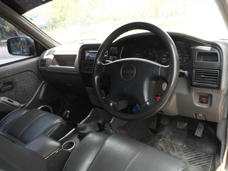 ขายอีซูซุโรดิโอขับ 4 เครื่อง 2500 สภาพดี พร้อมใช้งาน