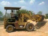 TCM SD 23 รถตักล้อยาง เครื่องยนต์ของ MITSUBISHI 6 สูบ เกียร์ทอร์กสภาพดีพร้อมทำงานได้เลย แขนยาวยกขึ้นสิบล้อได้ครับ ใช้งานง่ายคล่องตัวดีไม่มีปัญหา ช่วงล่างแน่นดี ยาง 4 เส้นหน้าหลังประมาณ 60\% พร้อมใช้งาน เอกสารสัญญาซื้อขาย ราคาต่อรองได้ครับ