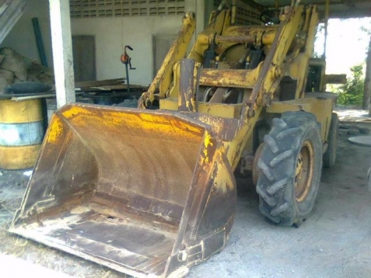 TCM SD 23 รถตักล้อยาง เครื่องยนต์ของ MITSUBISHI 6 สูบ เกียร์ทอร์กสภาพดีพร้อมทำงานได้เลย แขนยาวยกขึ้นสิบล้อได้ครับ ใช้งานง่ายคล่องตัวดีไม่มีปัญหา ช่วงล่างแน่นดี ยาง 4 เส้นหน้าหลังประมาณ 60\% พร้อมใช้งาน เอกสารสัญญาซื้อขาย ราคาต่อรองได้ครับ