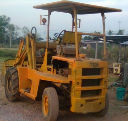 TCM SD 23 รถตักล้อยาง เครื่องยนต์ของ MITSUBISHI 6 สูบ เกียร์ทอร์กสภาพดีพร้อมทำงานได้เลย แขนยาวยกขึ้นสิบล้อได้ครับ ใช้งานง่ายคล่องตัวดีไม่มีปัญหา ช่วงล่างแน่นดี ยาง 4 เส้นหน้าหลังประมาณ 60\% พร้อมใช้งาน เอกสารสัญญาซื้อขาย ราคาต่อรองได้ครับ