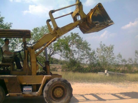 TCM SD 23 รถตักล้อยาง เครื่องยนต์ของ MITSUBISHI 6 สูบ เกียร์ทอร์กสภาพดีพร้อมทำงานได้เลย แขนยาวยกขึ้นสิบล้อได้ครับ ใช้งานง่ายคล่องตัวดีไม่มีปัญหา ช่วงล่างแน่นดี ยาง 4 เส้นหน้าหลังประมาณ 60\% พร้อมใช้งาน เอกสารสัญญาซื้อขาย ราคาต่อรองได้ครับ