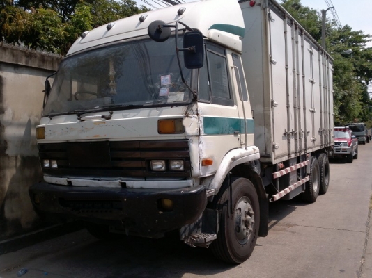 @@___10ล้อ NISSAN UD เพลาเดียวตู้แห้ง 10 บาน___@@