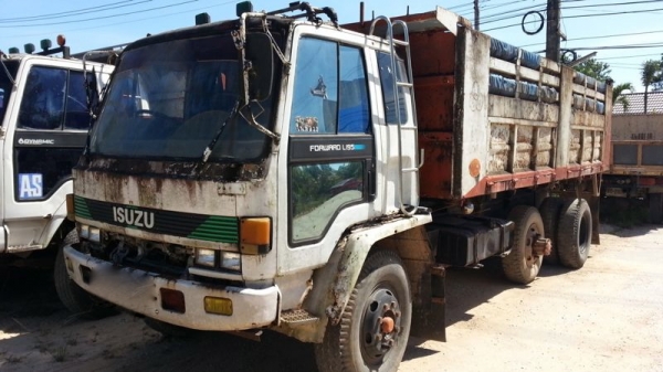 รถอิซูซุ 10 ล้อดั๊ม 210 แรงม้า  ( ขายตามสภาพ ) สนใจติดต่อ 081 - 6079515