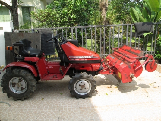 รหัส:13001132รถตัดหญ้าใช้เครื่องเบนซินHONDA GC05-1029393ขนาด11ps.