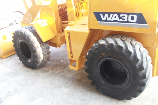รถตักล้อยาง KOMATSU-WA30 มือสองญี่ปุ่นแท้ ทำสีให้เหมือนใหม่ ไม่เคยใช้งานในไทย พร้อมใช้งาน มีบริการขนส่ง