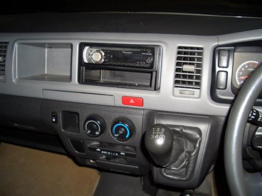 รถตู้TOYOTA COMMUTER 2500D4Dหลังคาสูงปี2007เบาะหนัง3แถวVIP