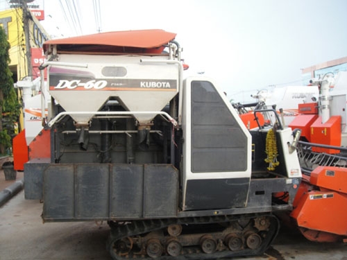 ขายรถเกี่ยวข้าวคูโบต้า รุ่นdc60plus