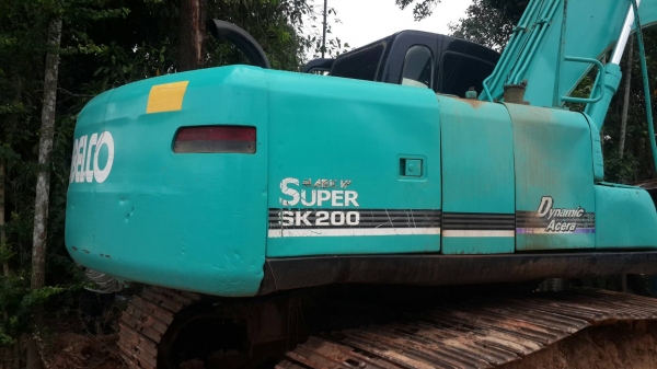 ขายรถขุดแบ็คโฮ KOBELCO SK200 MARK 6 สถาพดี หมื่นกว่าชั่วโมง เล่มเบียน 1,230,000บ. สนใจ 0835601591 หรือ 0903494058