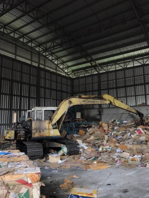 ขาย 295,000 ขาท KOMATSU PC100-3 คอนโทรลสั้น (คีบ + บุ้งกี ) เครื่อง 6BB1-145 แรง โช่หนา เอวแน่น ใบสวย เอกสารชื้อขาย   รถอยู่ กทม. โทร&amp;ไอดีไลน์ 0610710295
