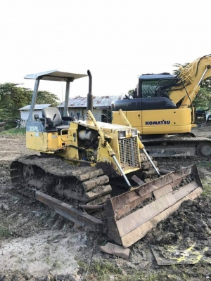 ขาย 165,000 แทรกเตอ KOMATSU D 20 PL -7 ทำงาน ดี เครื่องดี ปั้มดี  สภาพพร้อมใช้. เอกสารสัญญาซื้อขาย.   รถอยู่ นครปฐม โทร&amp;ไอดีไลน์ 0610710295