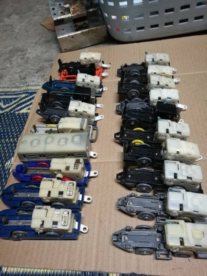 20 คัน 400 บ. ส่งฟรี083-2000058  LINE ID: line83292 หัวรถไฟของเล่นเป็นส่วนที่มีมอเตอร์และเพื่องเกียร์ขับ เอาไปดัดแปลงทำอื่นๆหรือใช้ทำอะไหล่ของเล่นต่างๆได้ ตามภาพ