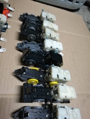 20 คัน 400 บ. ส่งฟรี083-2000058  LINE ID: line83292 หัวรถไฟของเล่นเป็นส่วนที่มีมอเตอร์และเพื่องเกียร์ขับ เอาไปดัดแปลงทำอื่นๆหรือใช้ทำอะไหล่ของเล่นต่างๆได้ ตามภาพ