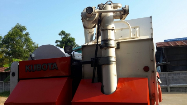 ขายรถเกี่ยวข้าว Kubota DC-70G รถอุ้ม ปี 55 ขายรถเกี่ยวข้าว Kubota DC-70G รถอุ้ม ปี 55
