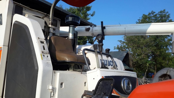 ขายรถเกี่ยวข้าว Kubota DC-70G รถอุ้ม ปี 55 ขายรถเกี่ยวข้าว Kubota DC-70G รถอุ้ม ปี 55