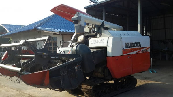ขายรถเกี่ยวข้าว Kubota DC-70G รถอุ้ม ปี 55
