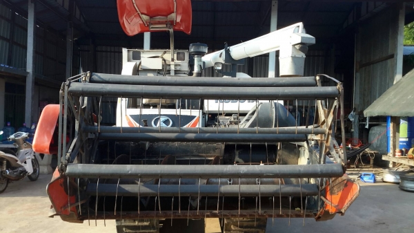 ขายรถเกี่ยวข้าว Kubota DC-70G รถอุ้ม ปี 55 ขายรถเกี่ยวข้าว Kubota DC-70G รถอุ้ม ปี 55