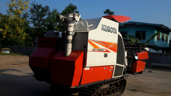 ขายรถเกี่ยวข้าว Kubota DC-70G รถอุ้ม ปี 55 ขายรถเกี่ยวข้าว Kubota DC-70G รถอุ้ม ปี 55