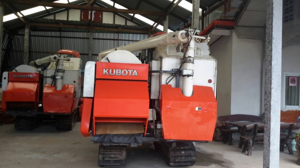 ขายรถเกี่ยวข้าว Kubota รุ่น DC-70G ปี 57