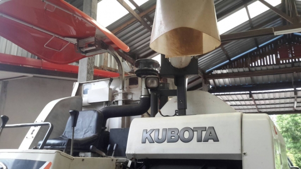 ขายรถเกี่ยวข้าว Kubota รุ่น DC-70G ปี 57