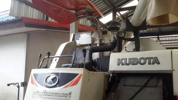 ขายรถเกี่ยวข้าว Kubota รุ่น DC-70G ปี 57