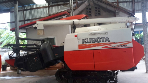 ขายรถเกี่ยวข้าว Kubota รุ่น DC-70G ปี 57