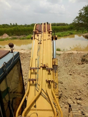 ขาย 325,000 บาท KOMATSU PC. 200-3 เครื่องดี ปั้มแรง โช่หนา คอนโทสั้น เอกสารอินวอยท์   รถอยู่ จ.ฉะเชิงเทรา โทร&amp;ไอดีไลน์ 0610710295