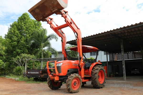 ขายรถไถ KUBOTA L4708 พร้อมตัวตักคูโบต้า สภาพสวยเดิมๆ เครื่องดี เกียร์ดี ไฮดรอลิคดี มีทะเบียนพร้อมโอน ราคา 435,000  มีรถขนส่งบริการ ร้านสามย่านแทรคเตอร์ อ.แกลง จ.ระยอง 0897489639,0818618678,0899347475 id line=0897489639 id line=0818618678 id line=089934747