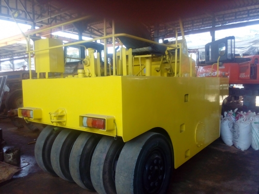 รถบดล้อยาง 9 ล้อ