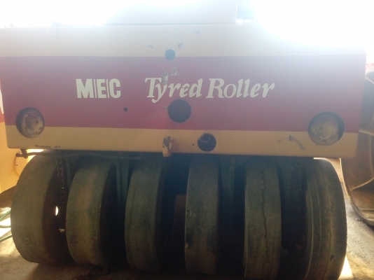 รถบดล้อยาง 9 ล้อ