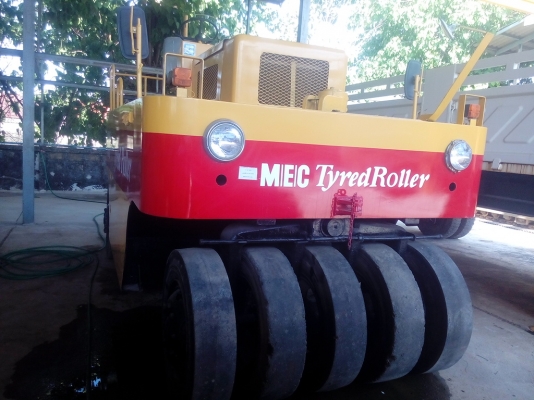 รถบดล้อยาง 9 ล้อ