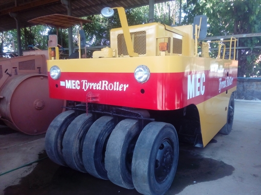 รถบดล้อยาง 9 ล้อ