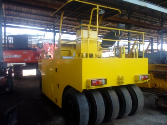 รถบดล้อยาง 9 ล้อ