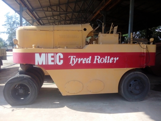 รถบดล้อยาง 9 ล้อ