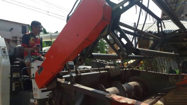 ขายคู่ 495,000 บาท   ขาย 465,000 บาท KUBOTA DC95GM 1800 ชม.  เล่มทะเบียน  ขาย 39,500 เทเลอรขึ้นรถเกี่ยว   รถอยู่ จ.อุบลราชธานี  090-772-3708 090-772-3710
